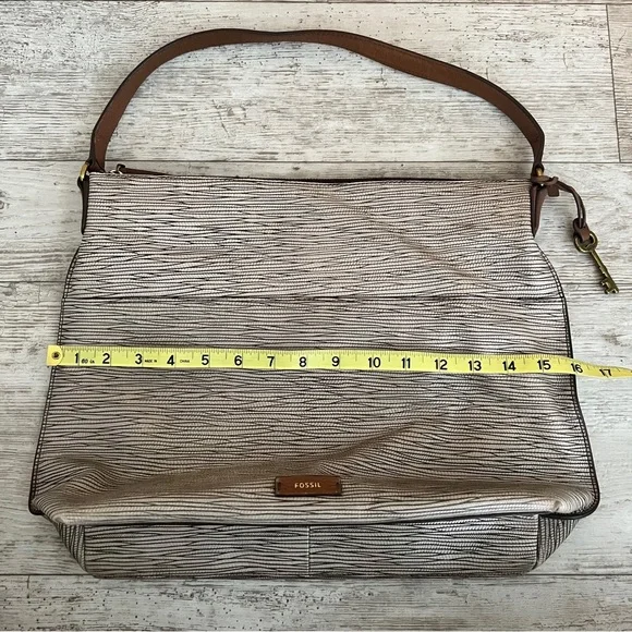 Authentic Fossil Women's Cowhide Leather Shoulder Bag w/Key Hobo Style EUC! - Picture 2 of 16